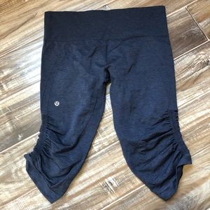 Lululemon in the flow Sz 10 Blue Capri leggings